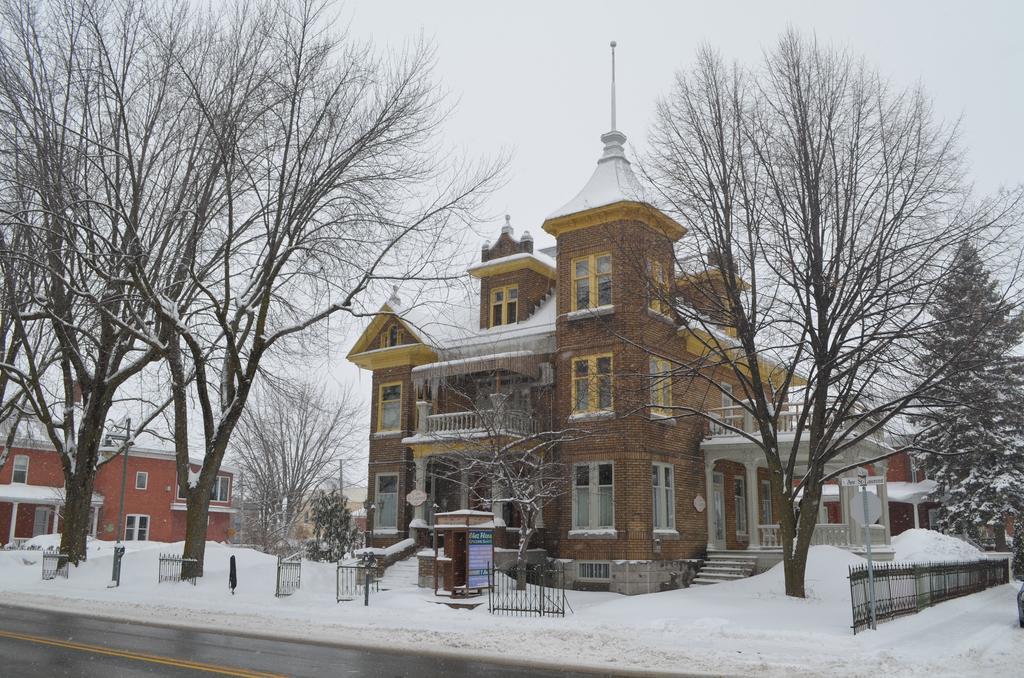 Le 100 St-Laurent Louiseville Esterno foto
